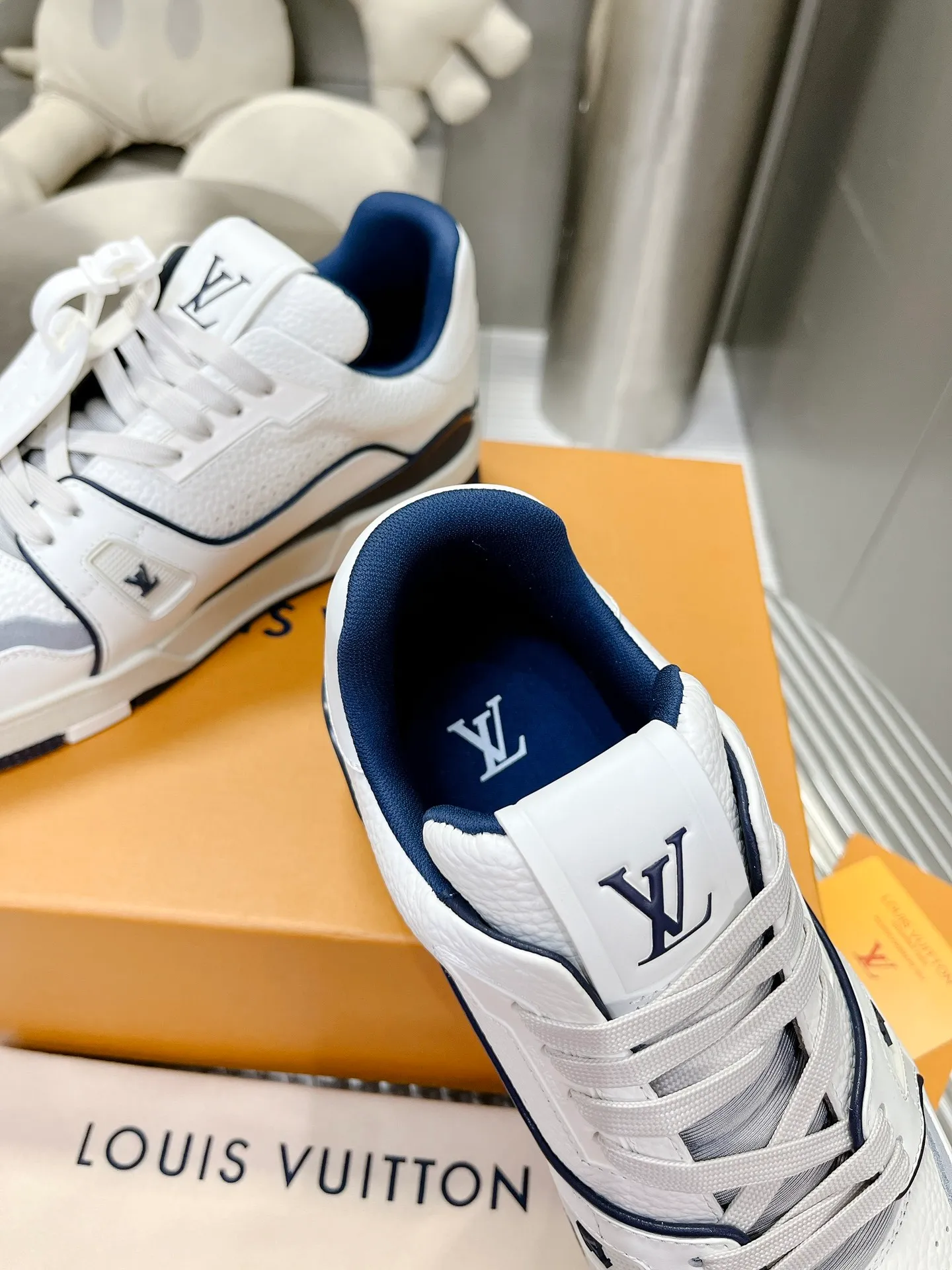 👟👟Ex-factory price 840👟👟The highest version on the Internet⚠️Feel free to compare! 2021🔥New model, purchase quality LV~Louis Vuitton by Virgin Abloh’s best-looking sneakers, Donkey Brand strongly recommends new products, official website limited edition retro basketball sneakers! Both high and low tops cost money to purchase 1:1 accurate replicas of the originals. The details are invincible, full of sincerity, imported custom-made original cowhide, the original package method is the same, the details are 100% restored, and the private model customized the original one-piece T👟👟factory price U outsole, which is different from other brands. Without the original version, this effect cannot be achieved! 35-45 (46 is custom-made and non-refundable) Some colors are available in women’s styles